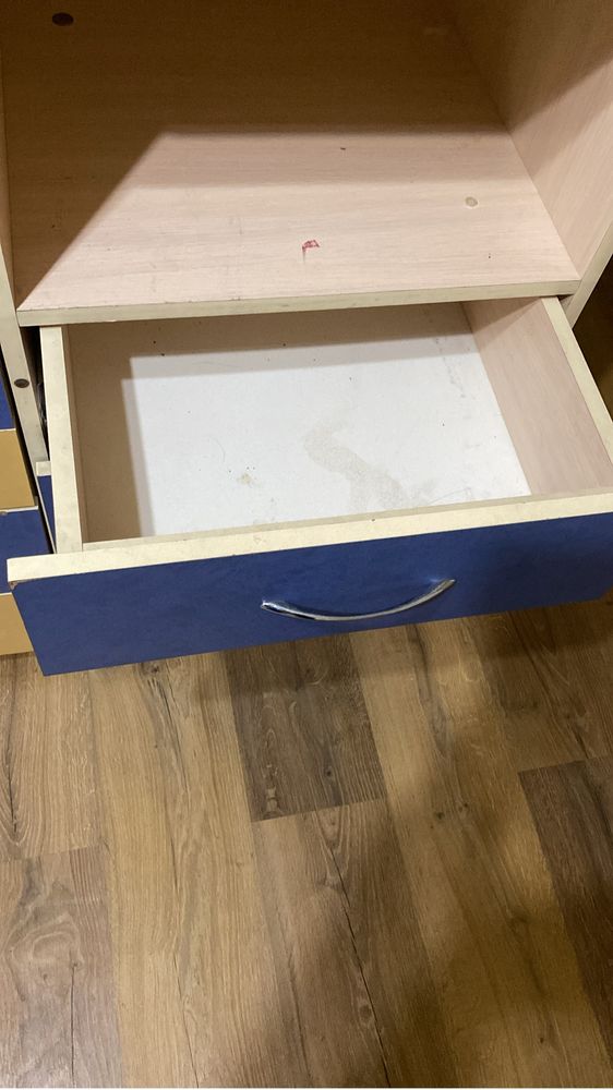 Продам два шкафа со столом