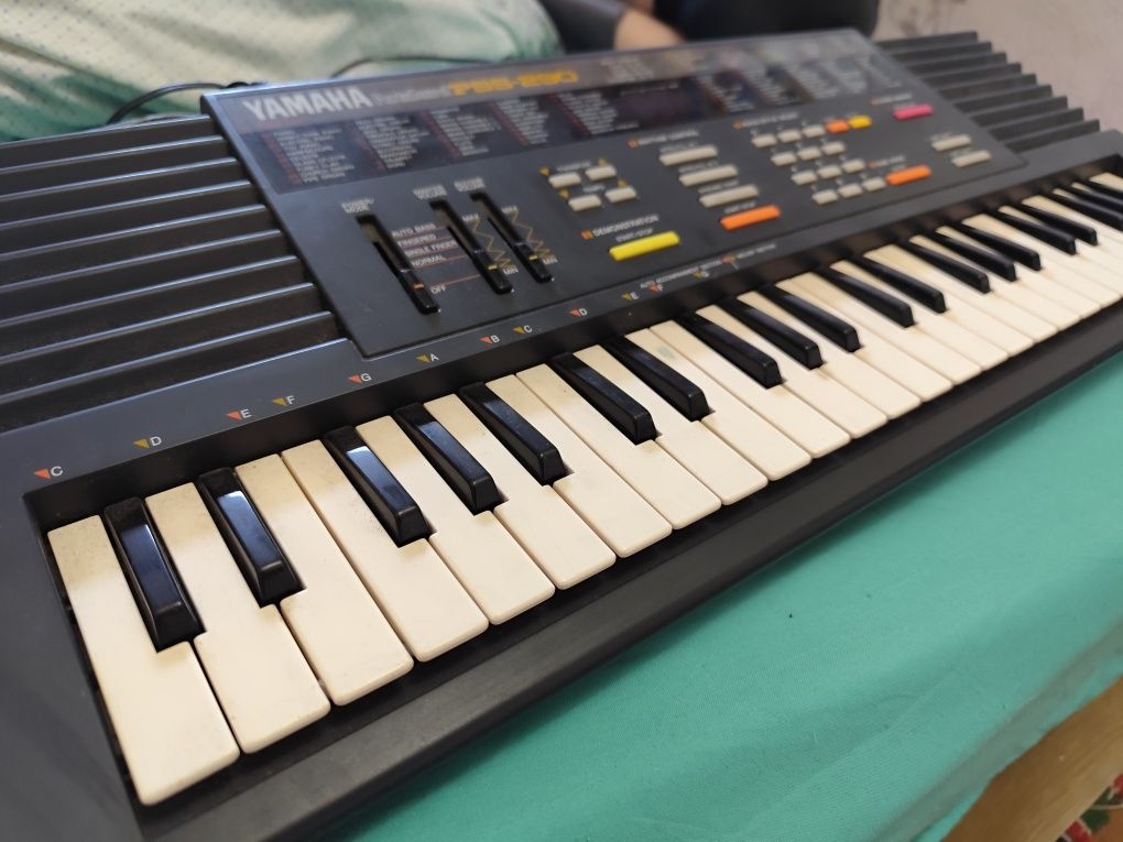 Продам синтезатор YAMAHA