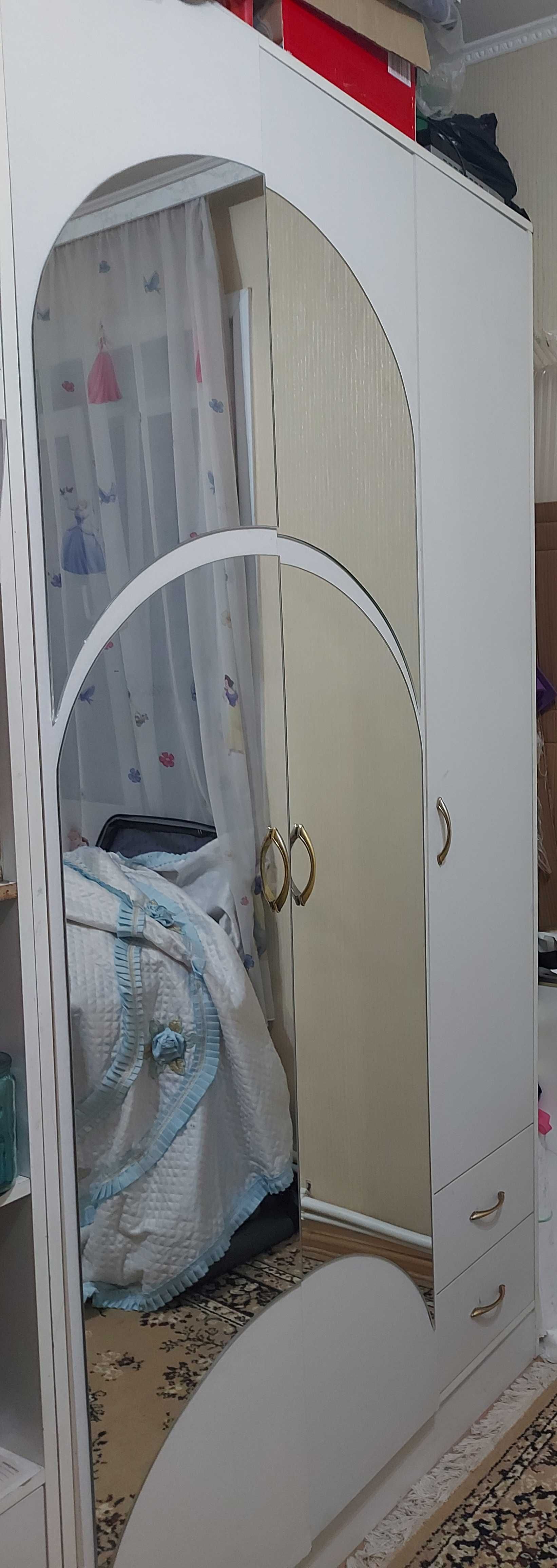 Продам шкафы для спальни с зеркалами 3шт и ванной