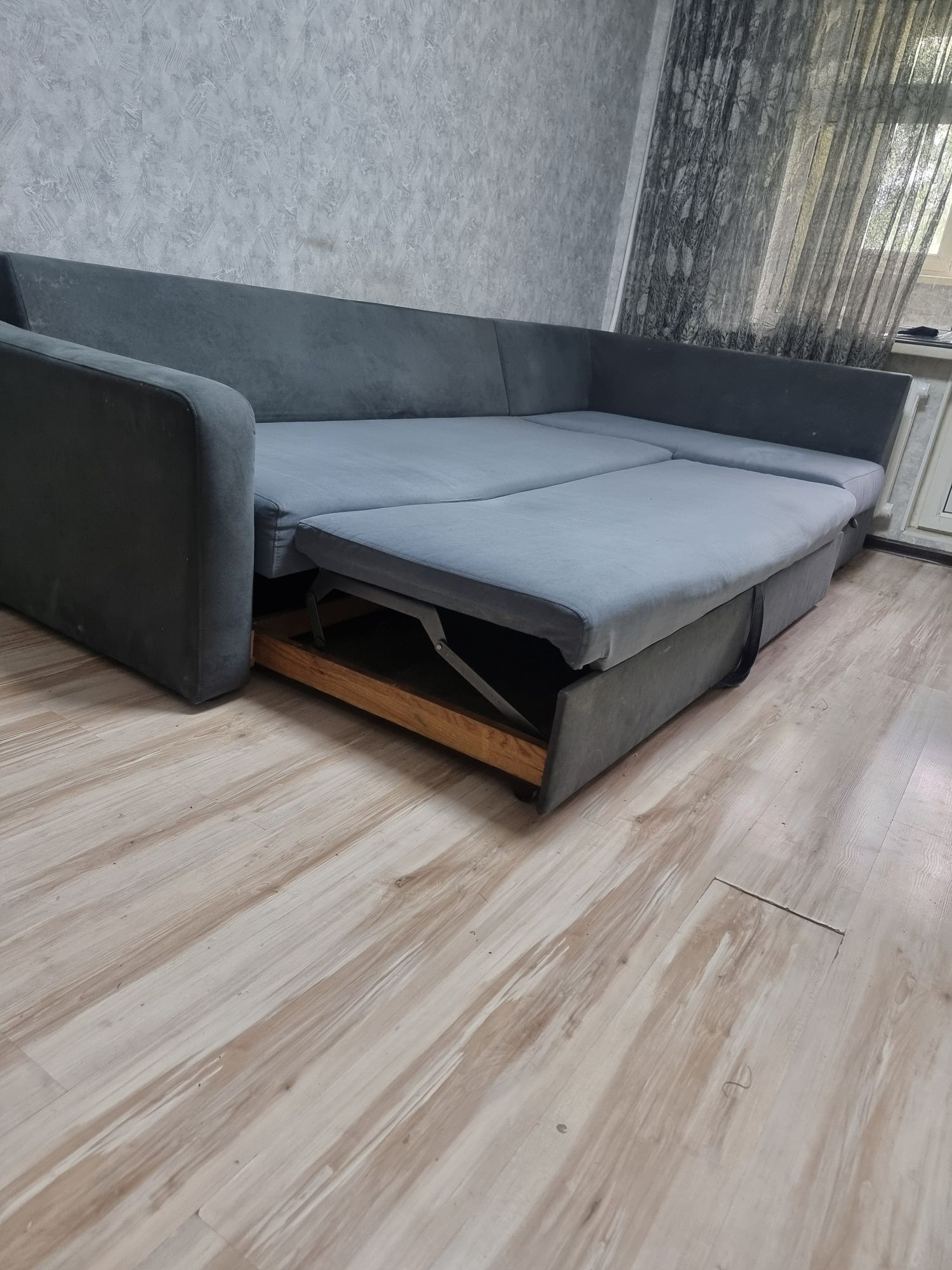 Диван угловой продам