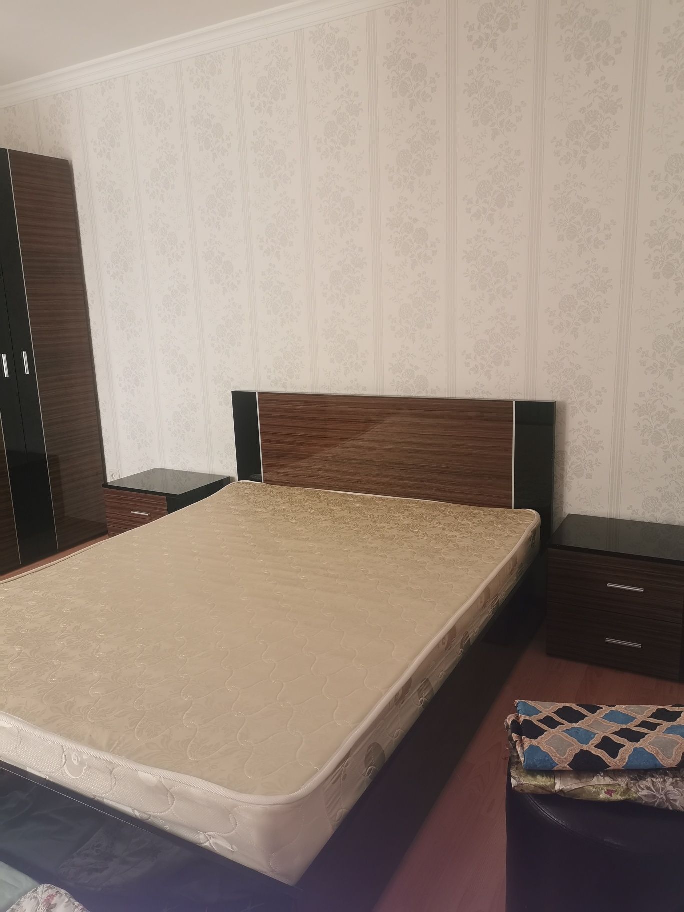 Срочно продаётся кровать с ортапедическим матрасом и с двумя тумбами