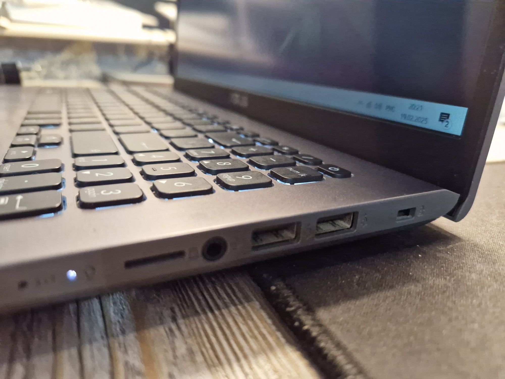 Ноутбук Asus\ОЗУ 8гб\SSD\состояние хорошее
