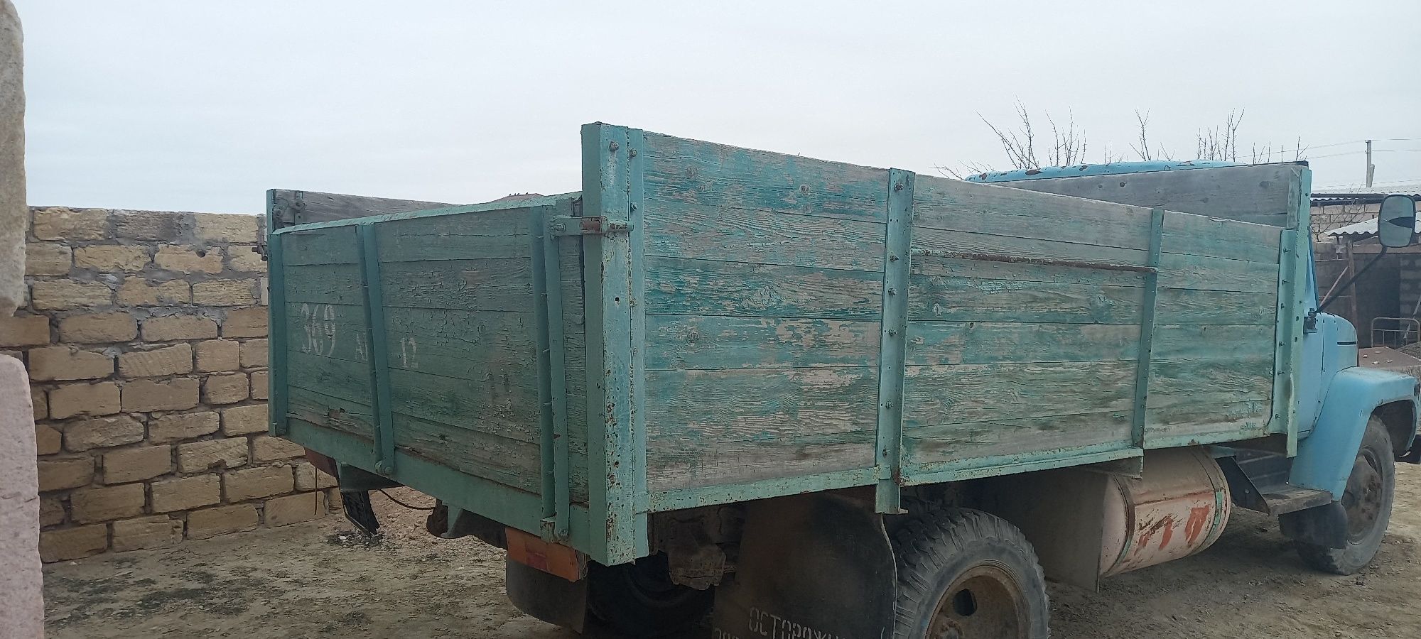 Борт сатылаты газ 53 штамповка жүк тасылмаған учебный көлікте болған.