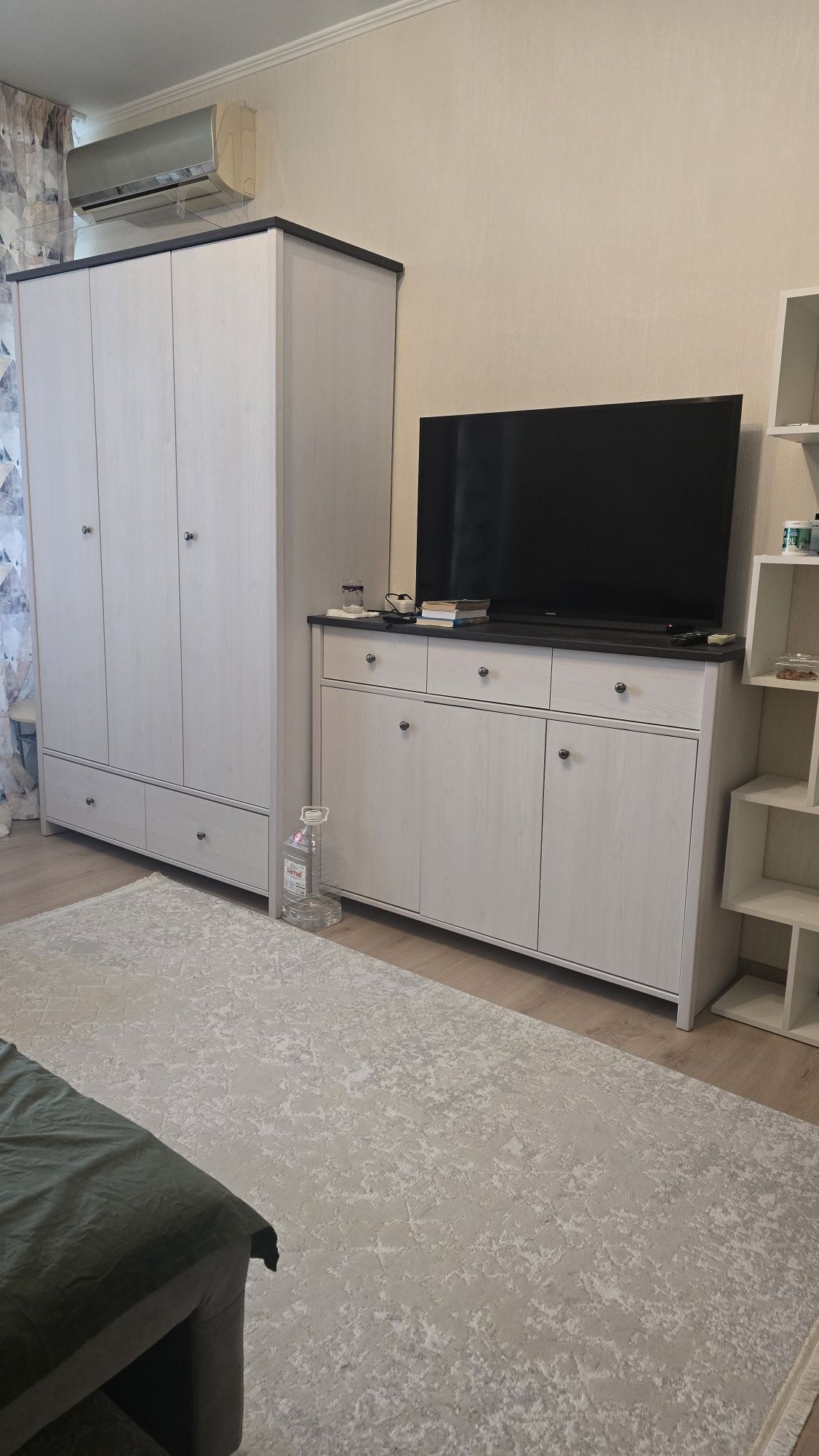 Продам  гарнитур отличного качества
