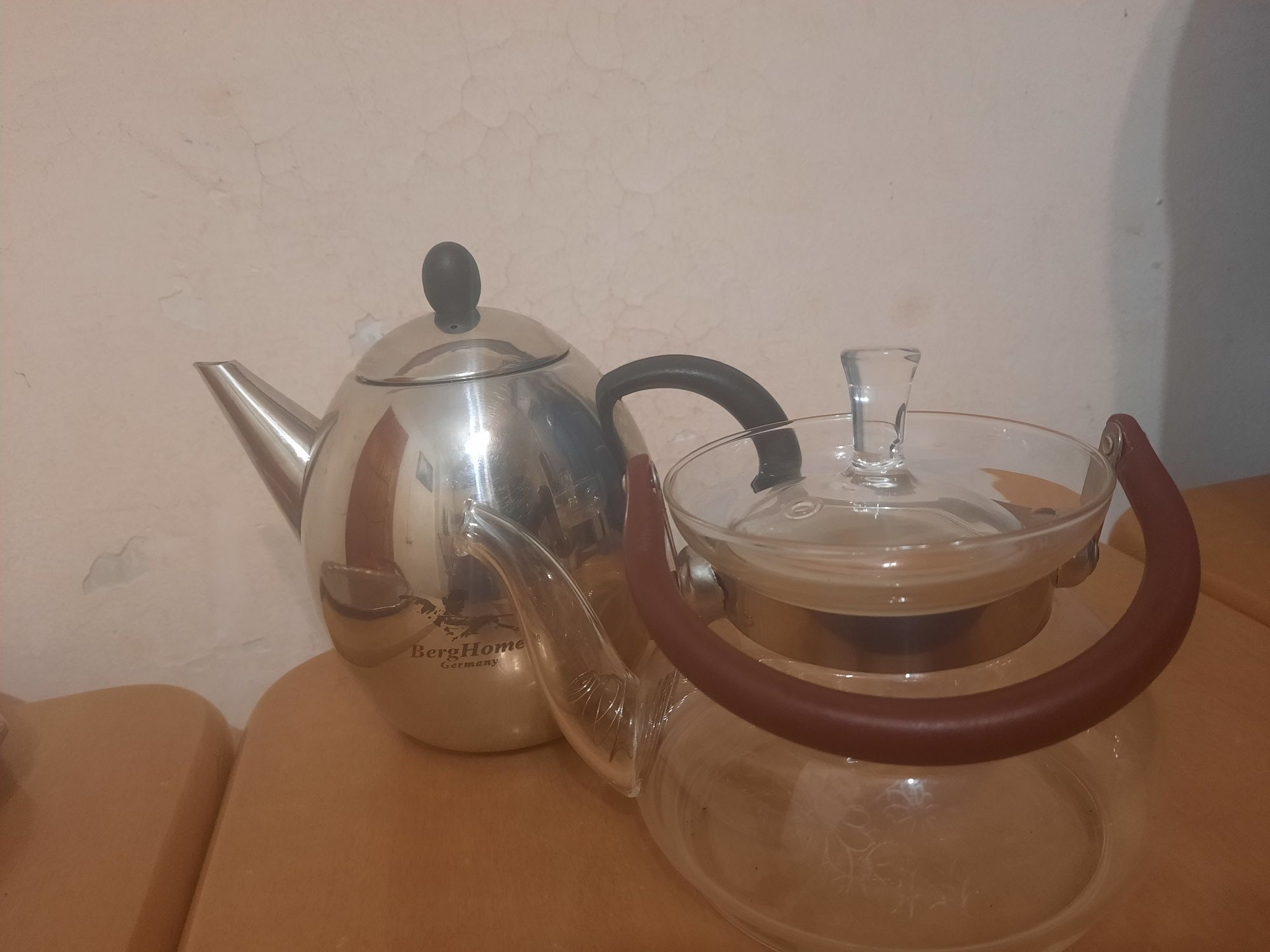 Чайники заварочные и яйцо