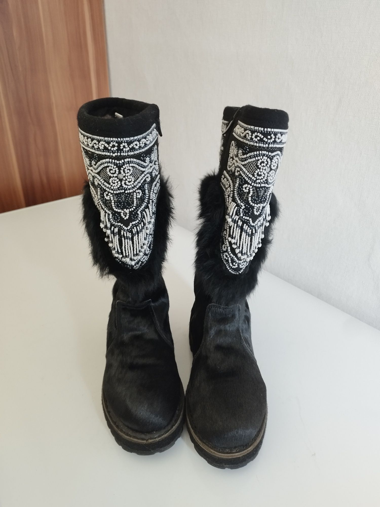 Продам унты и кеды.