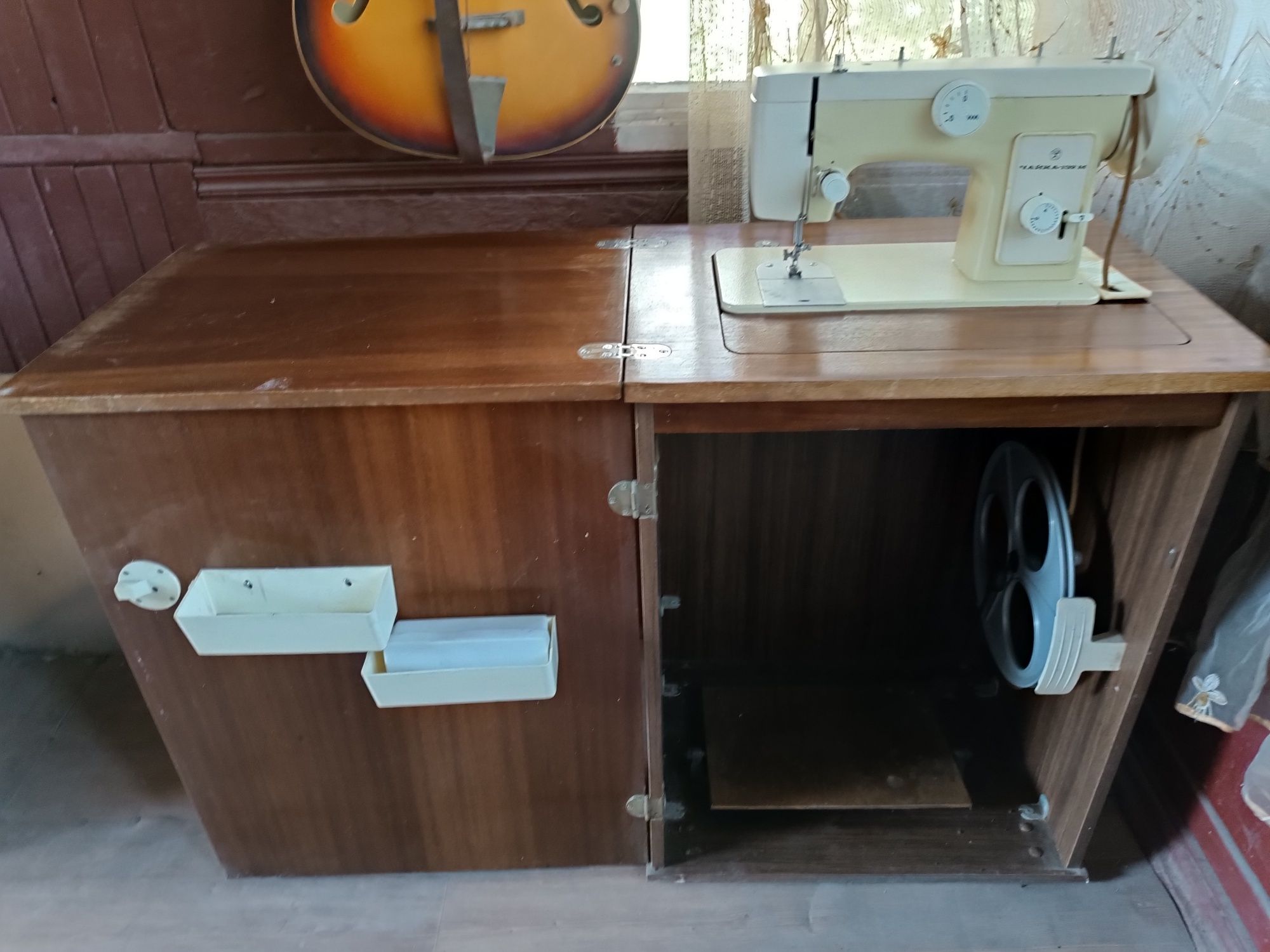 Продам швейную машину чайка, тумба 5000тг