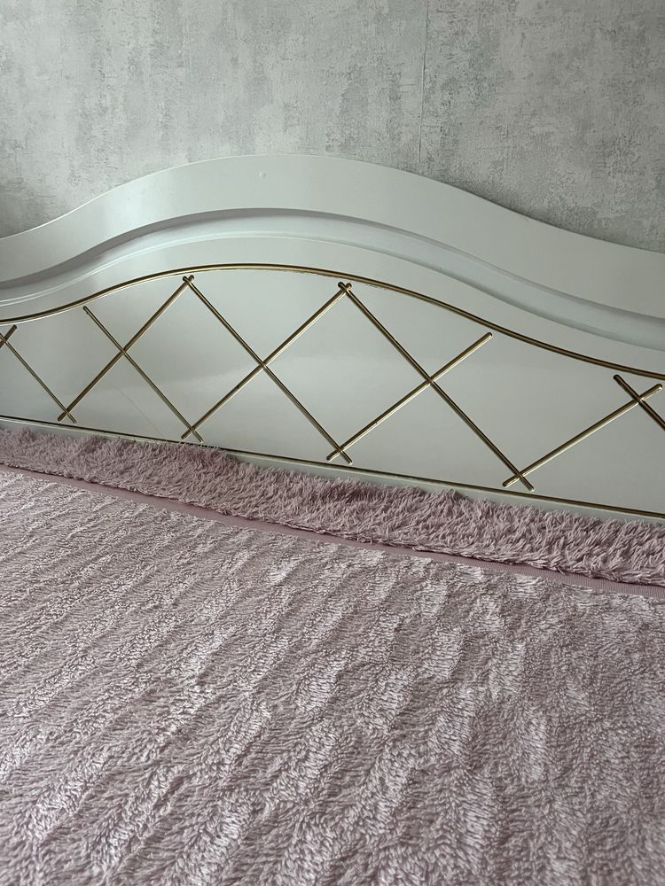 Двуспальная кровать