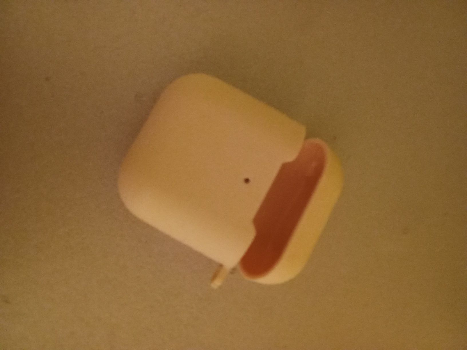 Чехол от наушников airpods