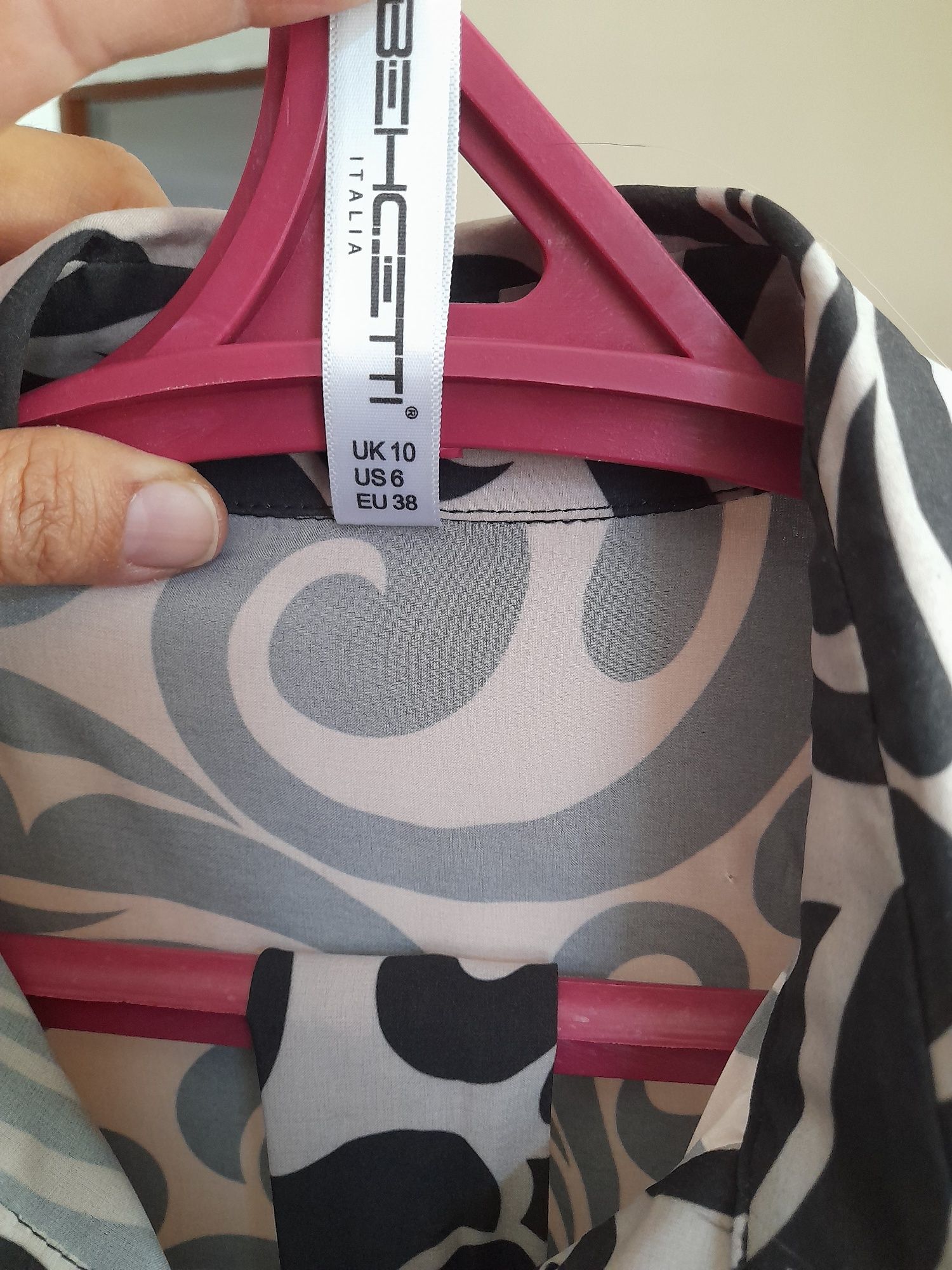 Продам платья 2 шт