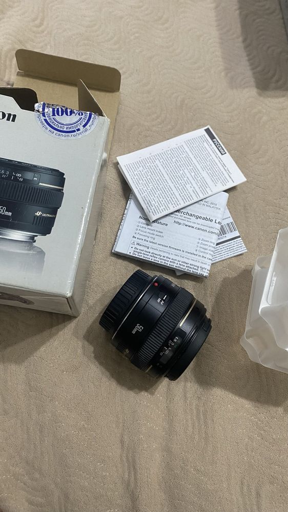 Фотоаппарат Canon 2000D с двумя объективами и со вспышкой