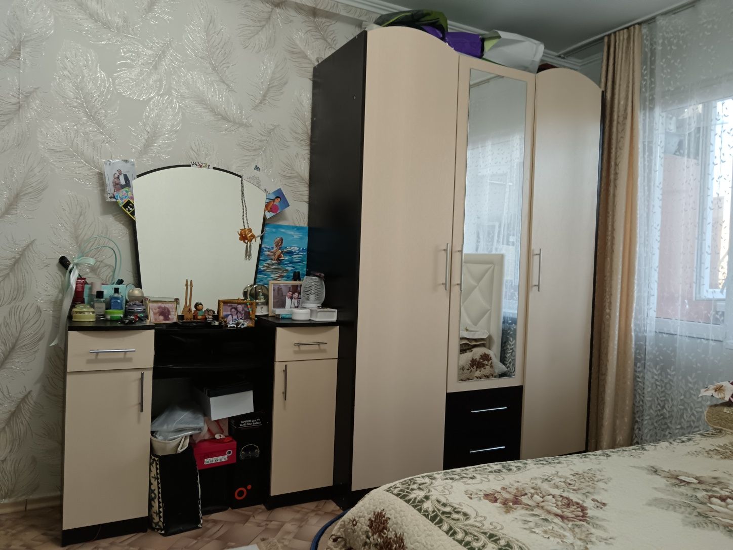 Продается шкаф для одежды и туалетный столик