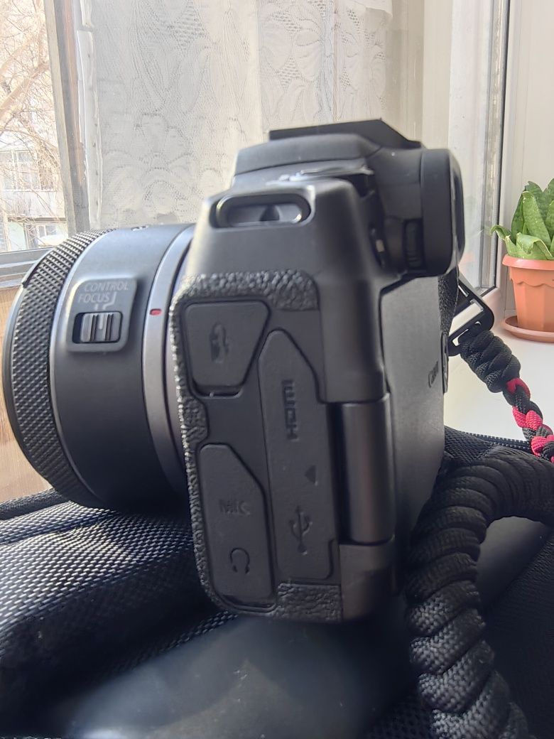 Фотокамера Canon EOS R8 & Объектив Canon RF 50mm f / 1.8 STM