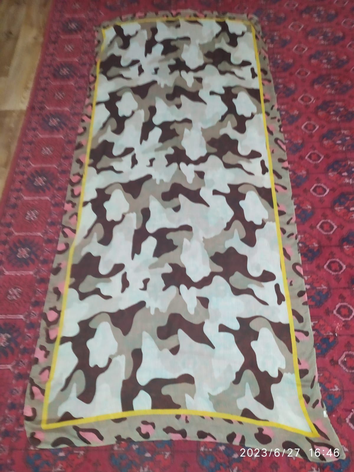 Парео на пляж разные.