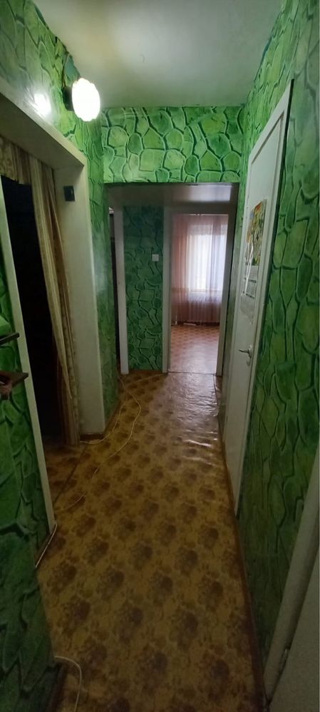 Продам 3-х комнатную квартиру 9мкр-33дом 1 этаж