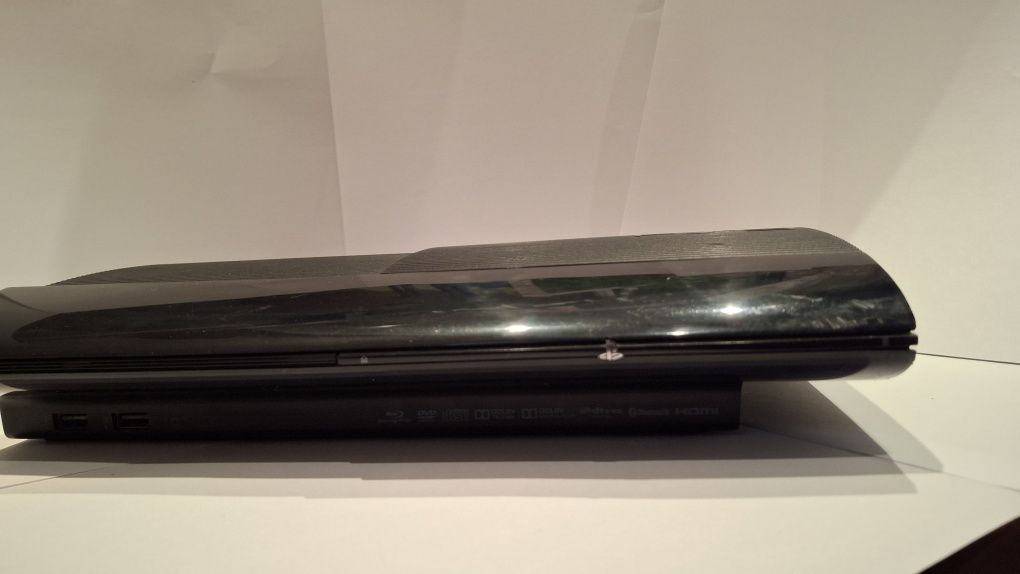 Sony Playstation Super Slim.