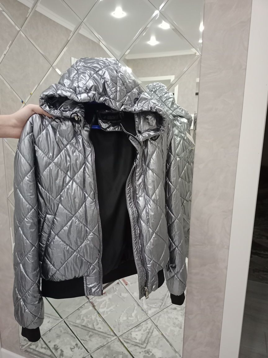 Продам новую весеннюю куртку 158р