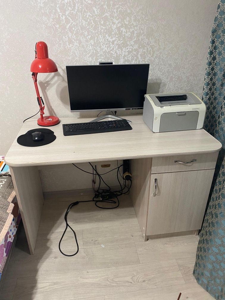 Продам компьютерный стол
