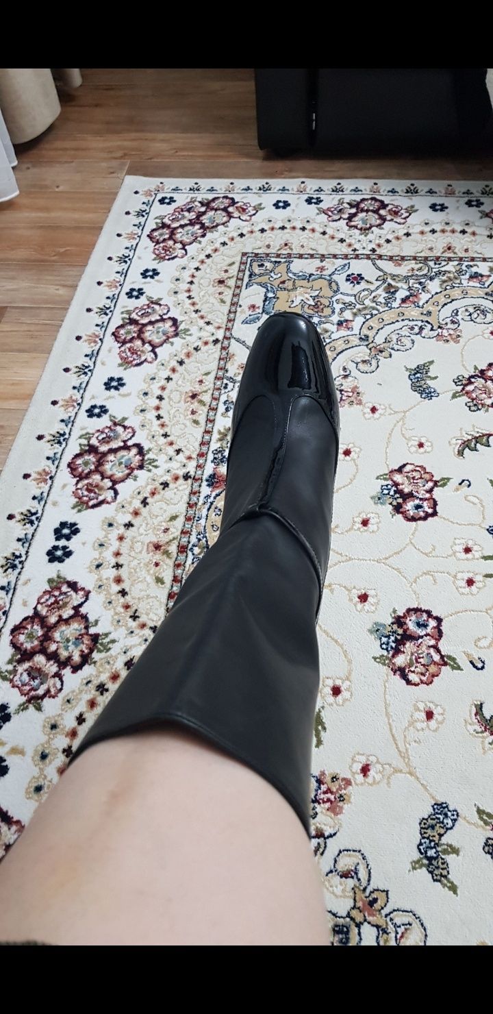 Срочно продам новые брендовые  сапоги "Valentino "!осенние!