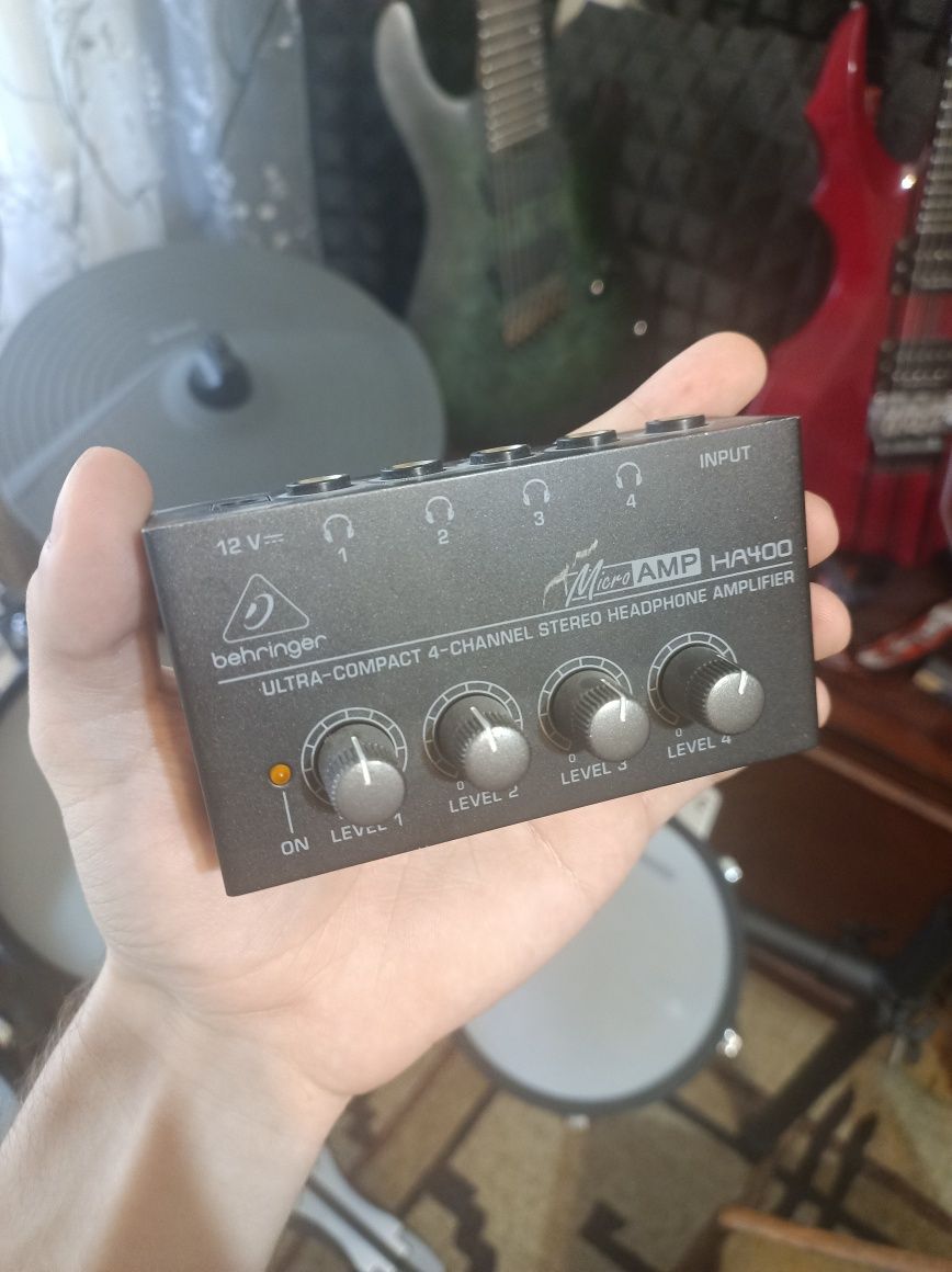 Усилитель для наушников Behringer HA400