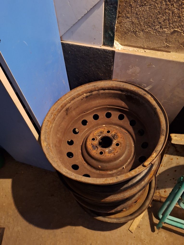 Продам железные диски р15 4 дырки