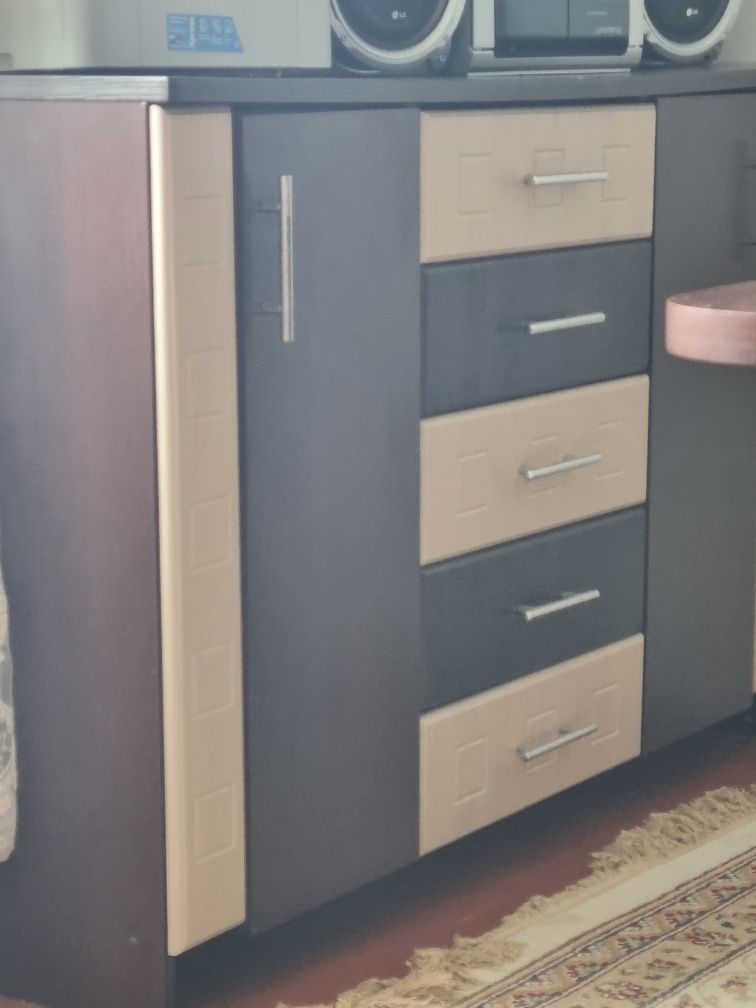 Продам спальный гарнитур
В комплект входит: шкаф, тумба, комод.
Состоя