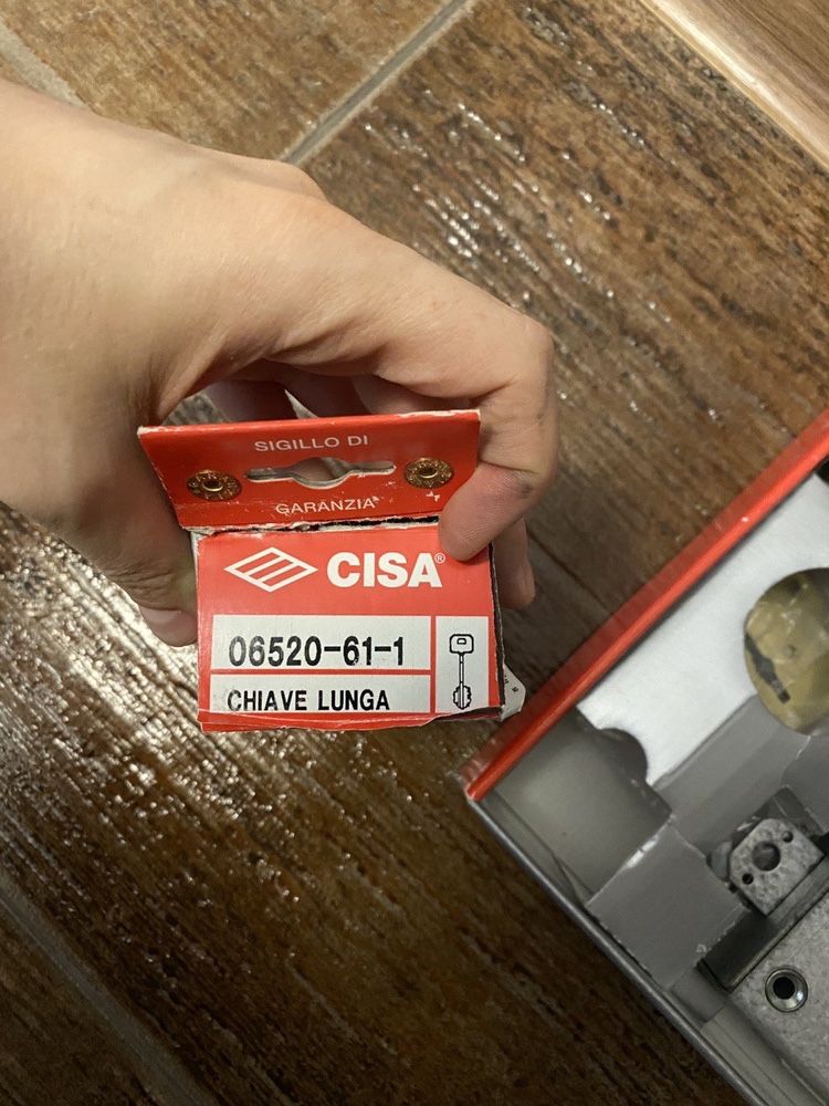 Врезной перепрограммируемый замок Cisa с комплектом ключей