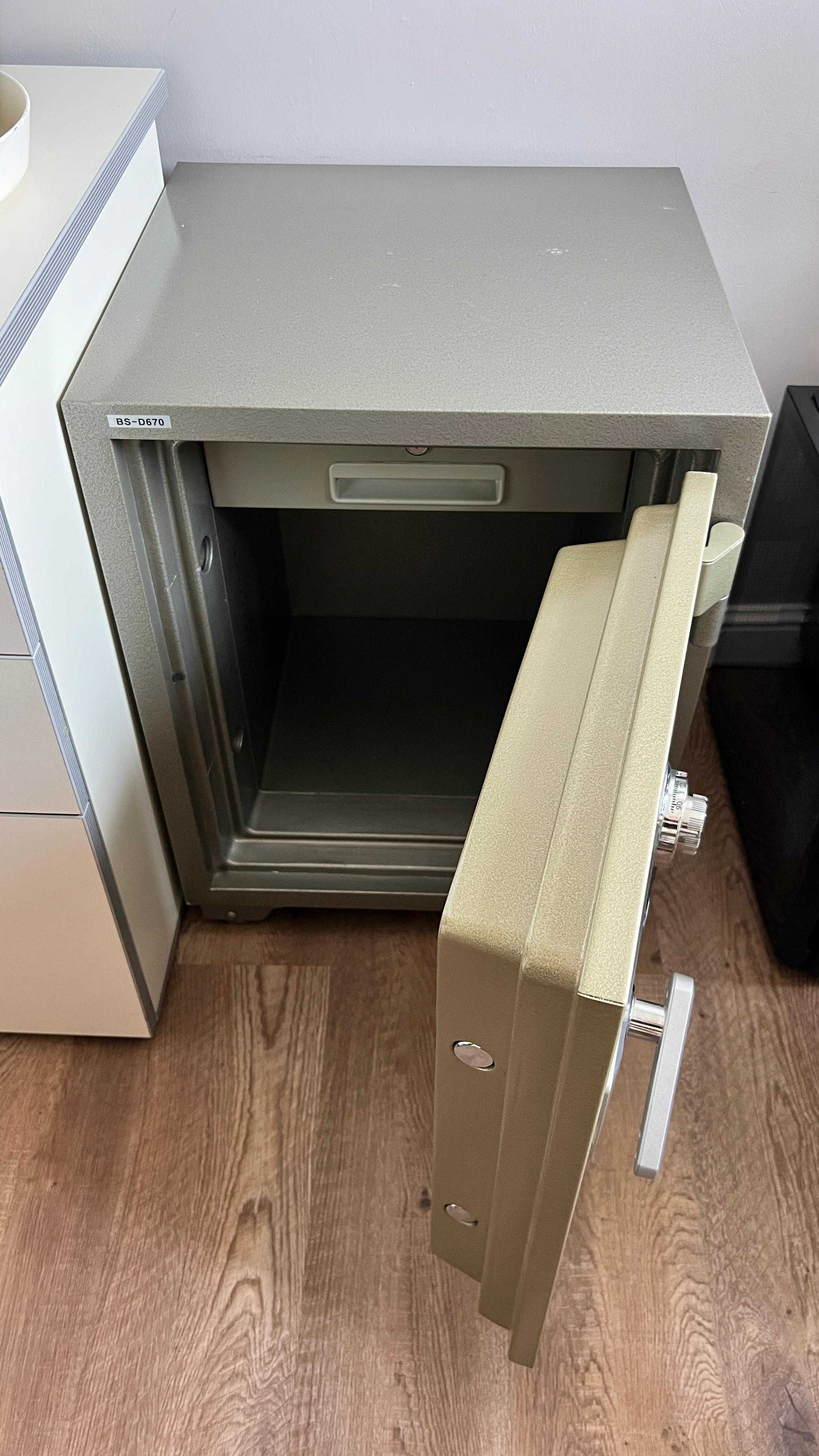 Продаётся сейф 250.000