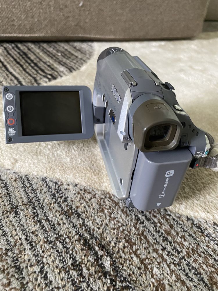 Зеркальный фотоаппарат Canon EOS 2000D и Камера Sony