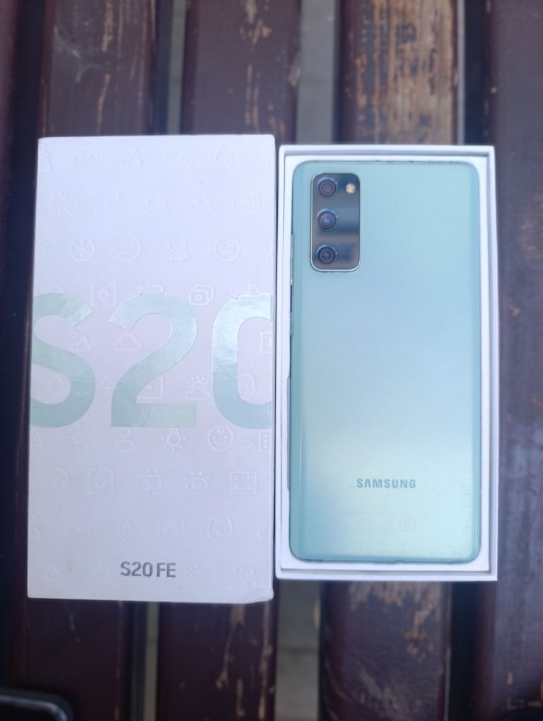 Самсунг S 20 FE телефон