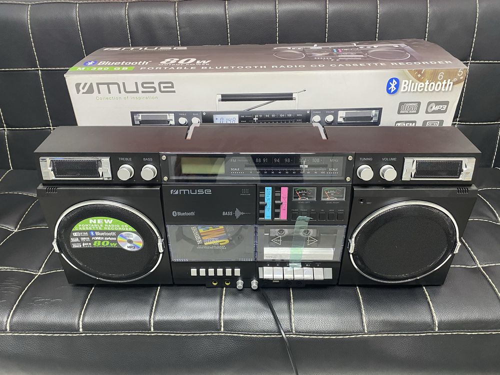Продам новую магнитолу с CD-проигрывателем Muse - 380