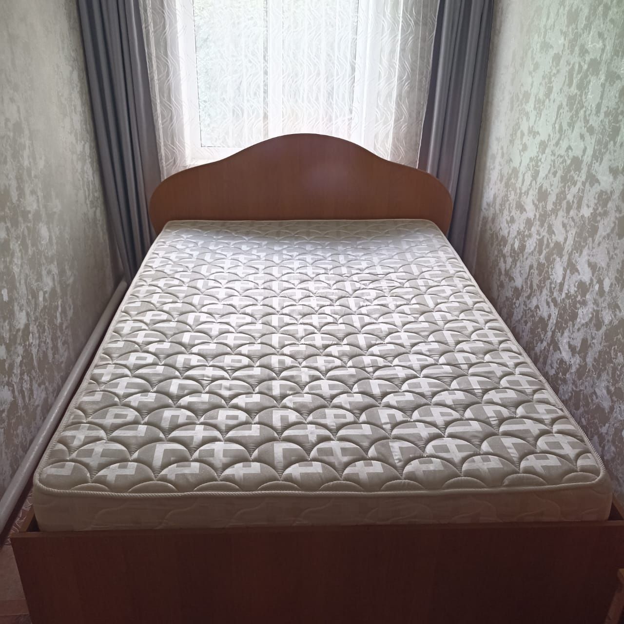 Продам двуспальную кровать с матрасом