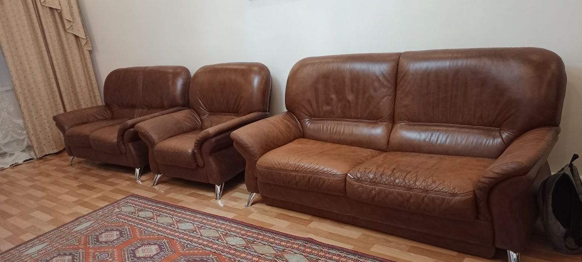 Продам кожанный диван с 2 креслами