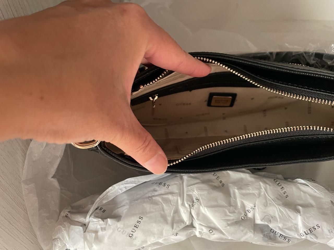 Сумка женская новая Guess продаётся.