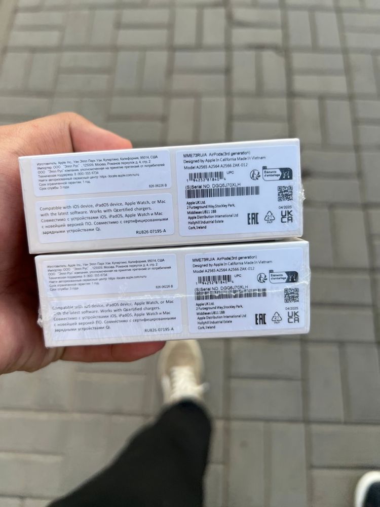 Apple AirPods с MagSafe-чехлом для зарядки.
