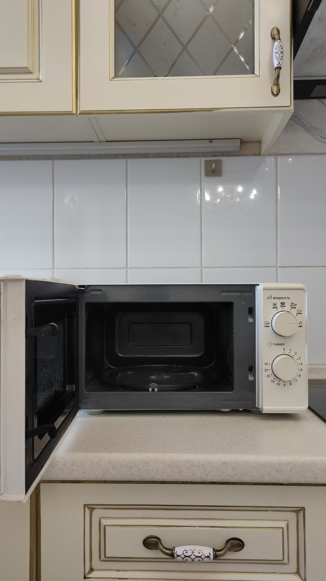 Микроволновка Magna M20B7001-W.

В отличном состоянии. 
В использовани