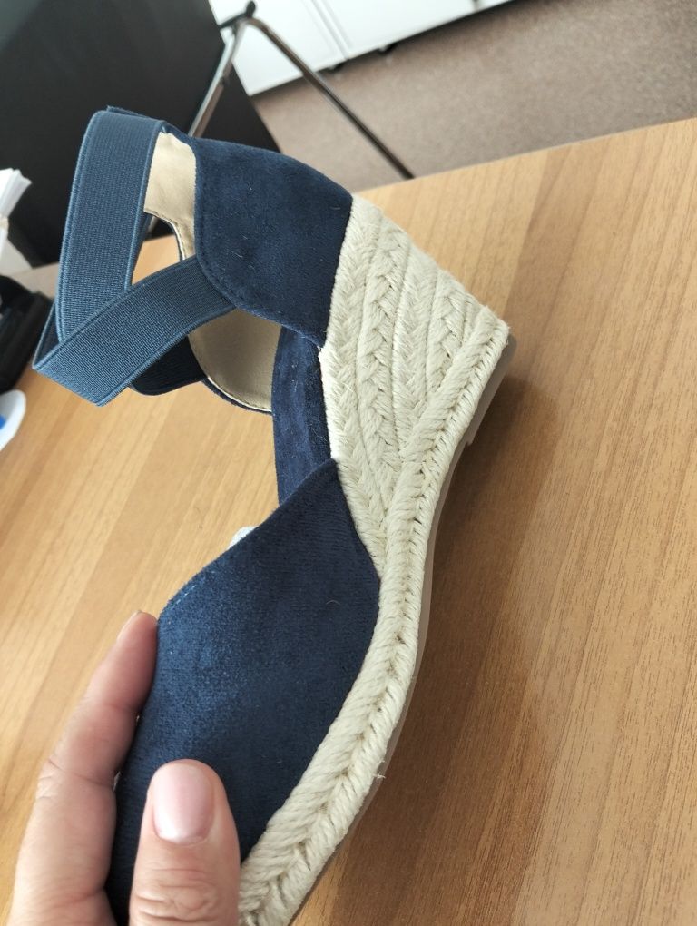 Босоножки женские