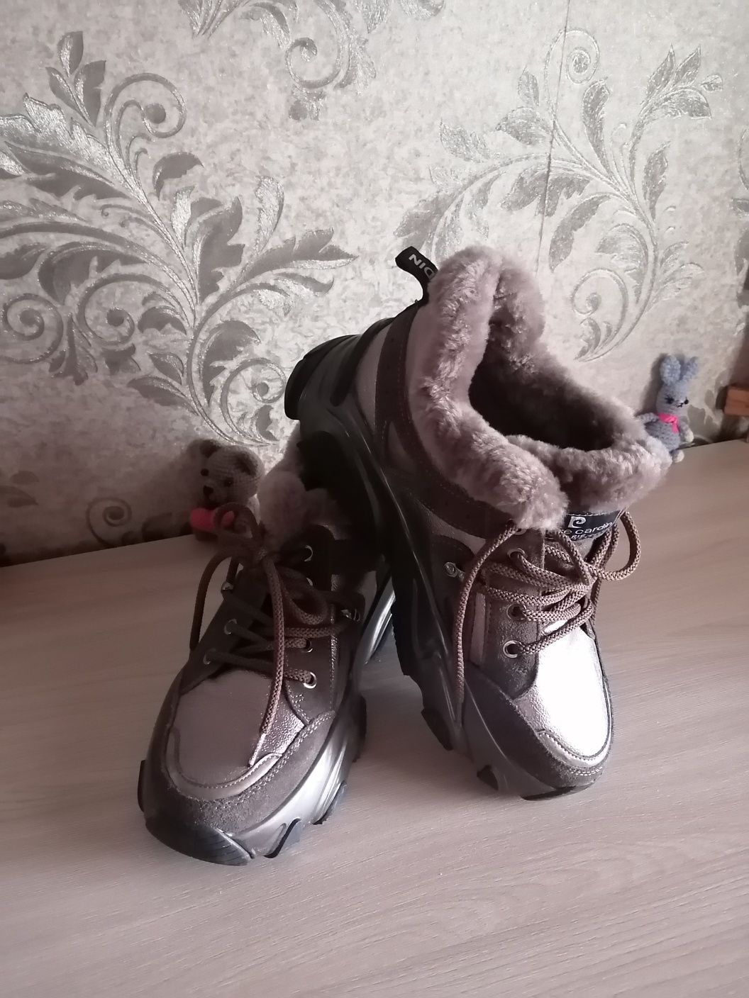 Продам женские зимние кроссовки