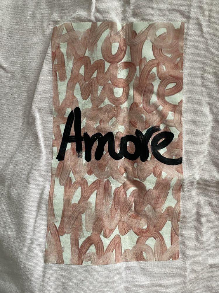 Продам футболку с надписью Amore