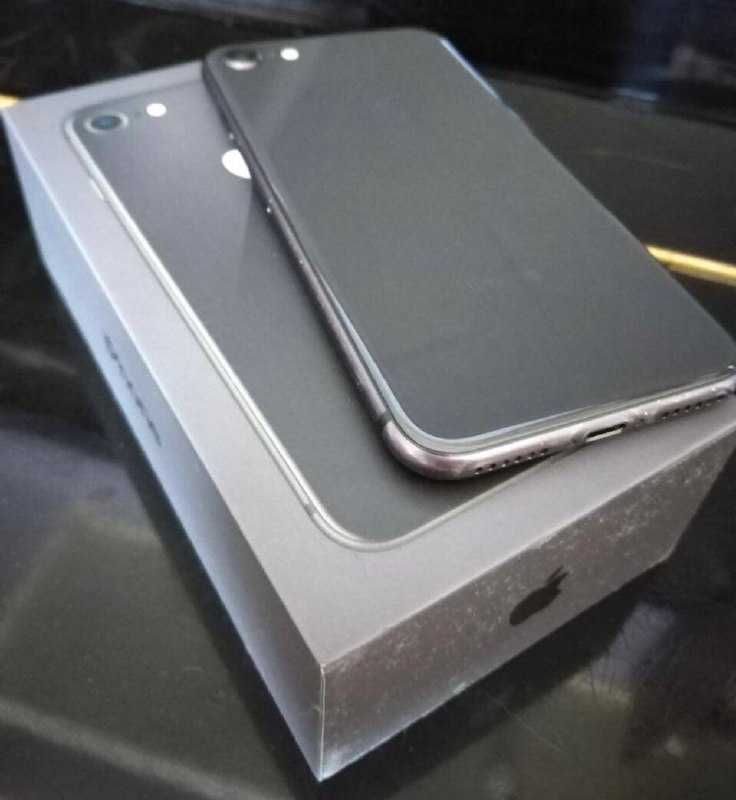 iPhone 8, состояние идеальное, коробка с документами