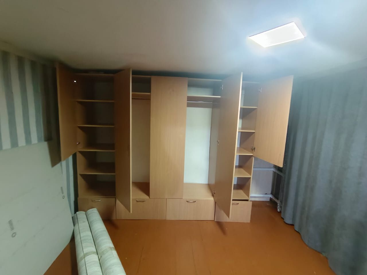 Продам шкаф торг уместен