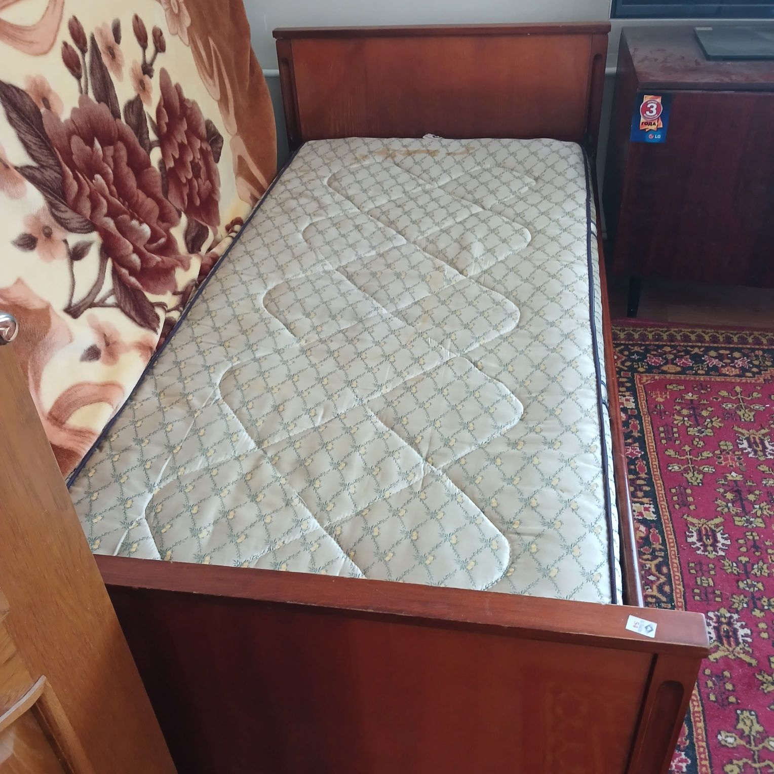 Кровать спальная