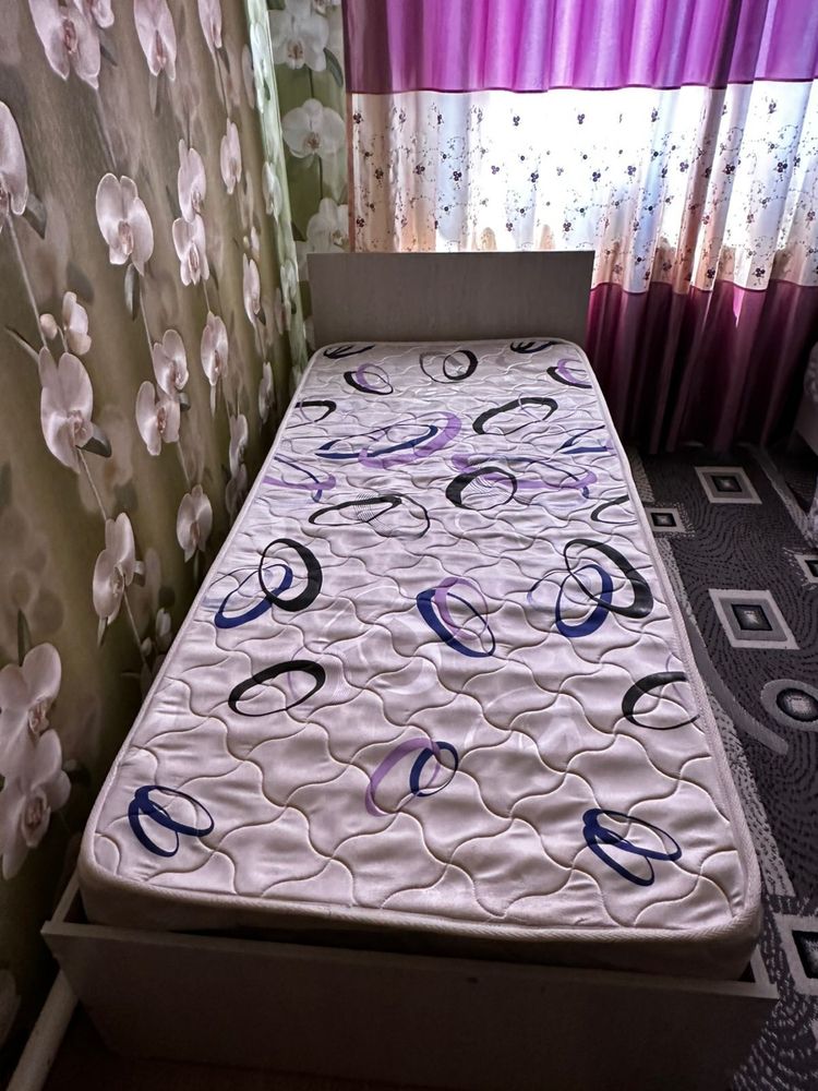 Кровать.