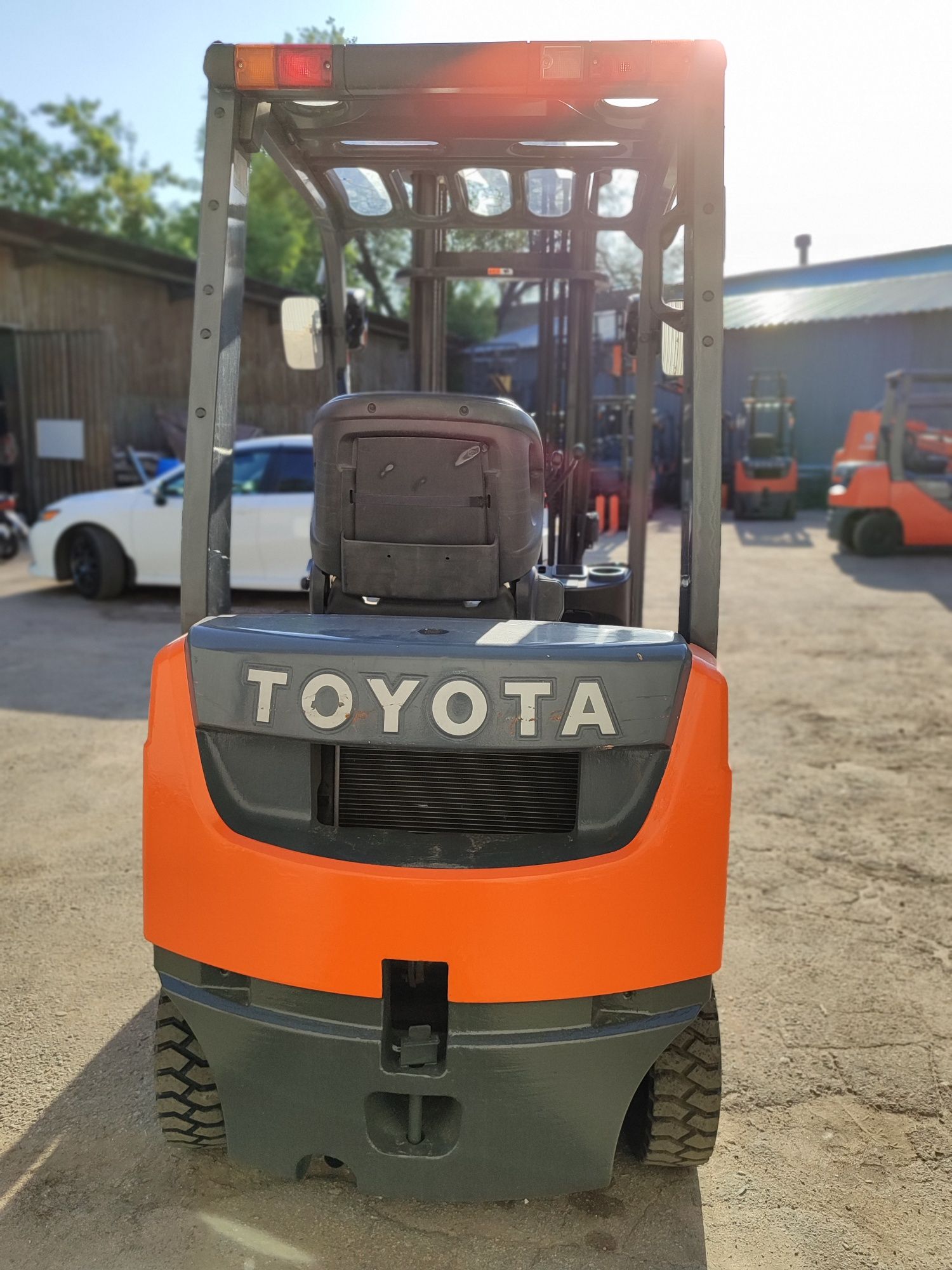 Погрузчик Toyota 1.5 т. Мачта 4 метра 8FG15 
Komatsu FG15C-18VIvio3p
2