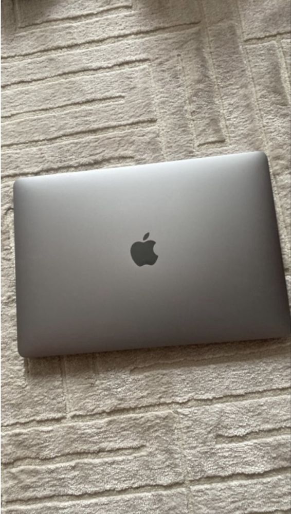 Ноутбук Apple MacBook Air 13 ,2020 / 8 Гб / SSD 256 Гб