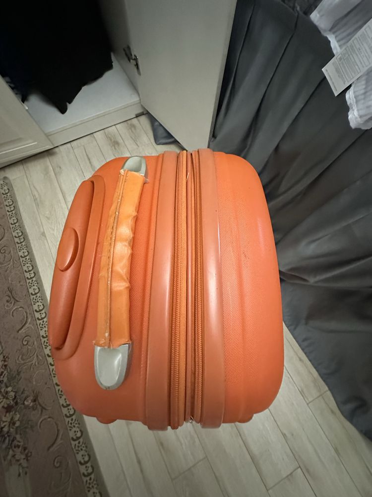 Продам чемодан маленький для ручной клади