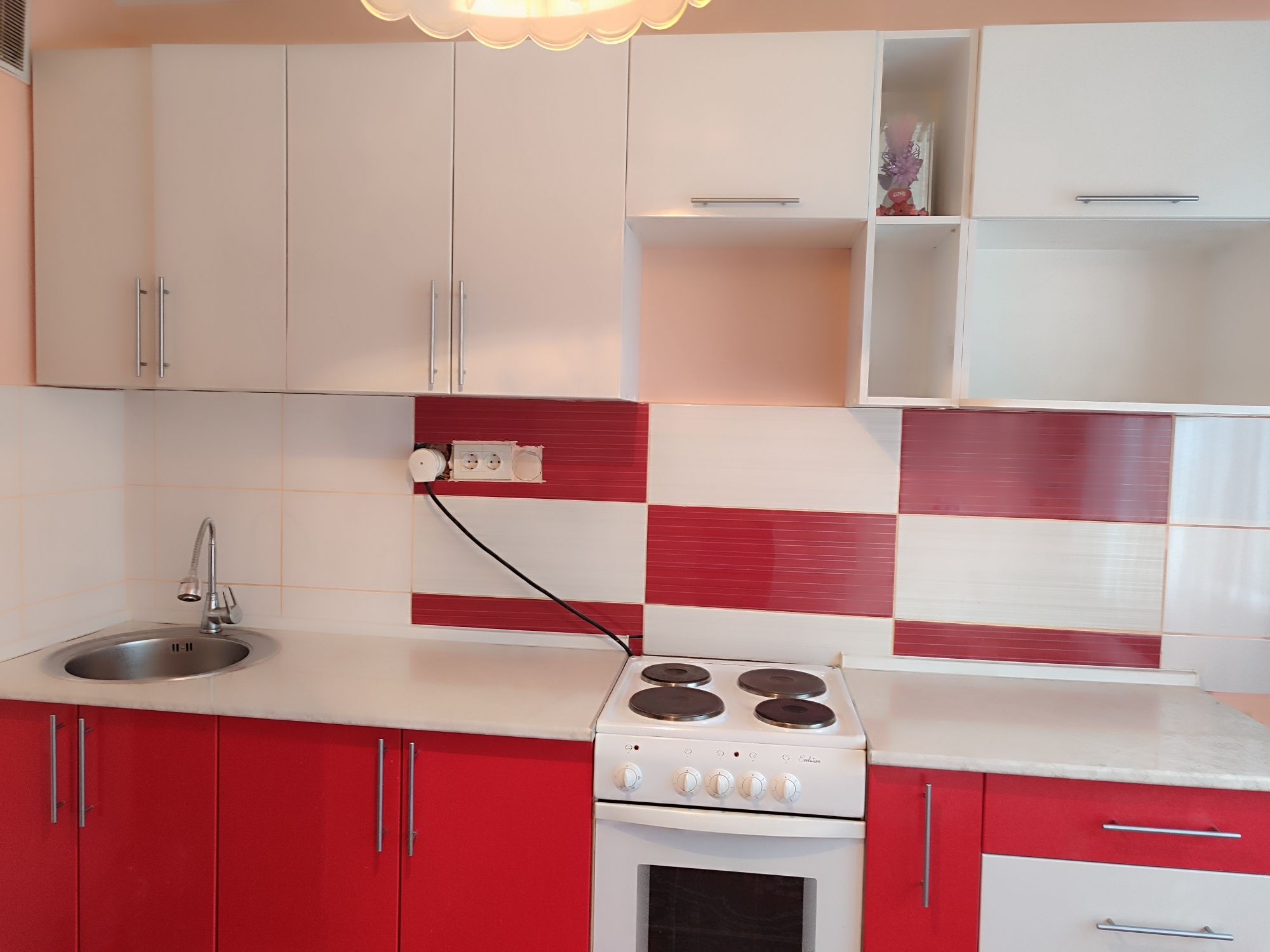 Продается 1 комнатная квартира 34 квадратных метров. Кухня 9,8 квадрат