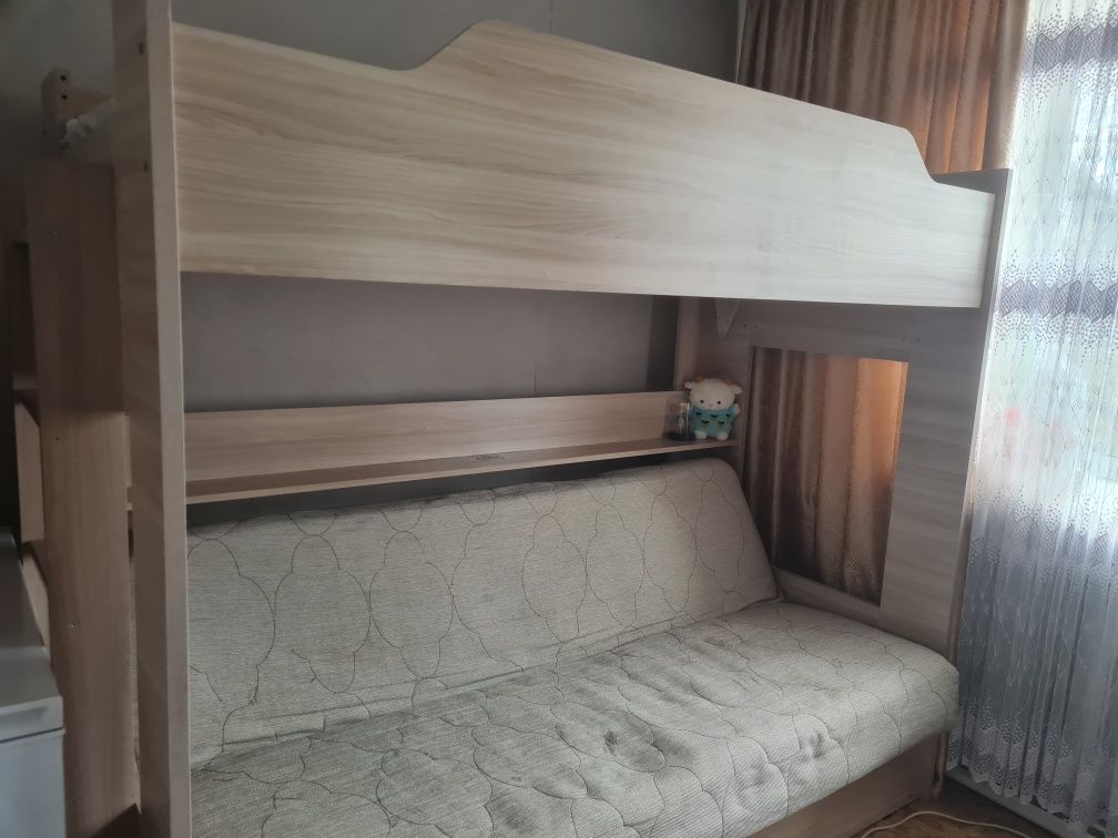 Продам двухъярусную кровать.