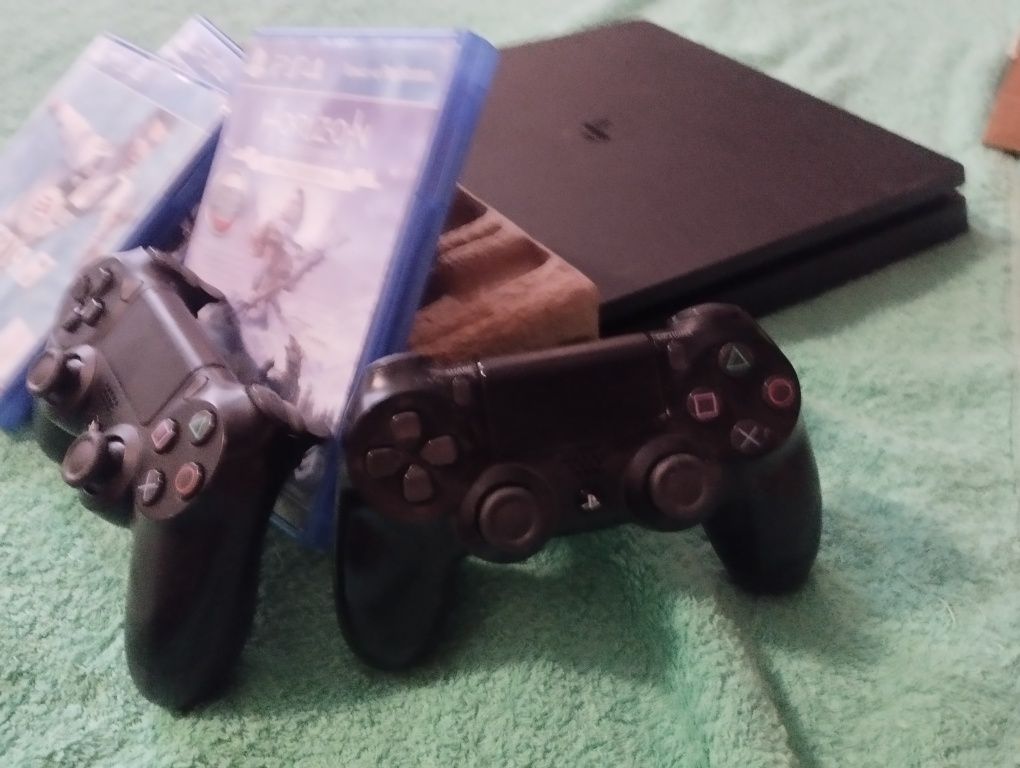 Продаётся PlayStation 4 очень хороший есть игры