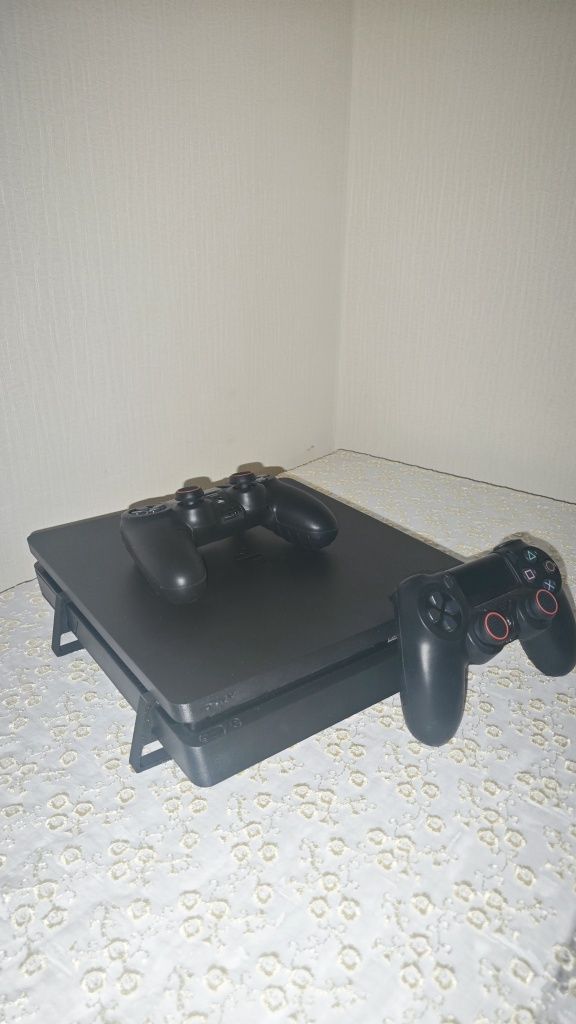 Продам ps4 slim в чехле и коробке